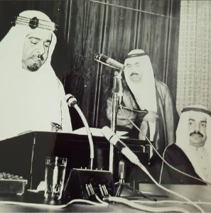 خالد بن يوسف المطر مدير الشؤون الإدارية والمالية في الديوان الاميري مع امير البحرين عيسى بن سلمان آل خليفة و رئيس الوزارء صاحب السمو الملكي الأمير خليفة بن سلمان آل خليفة Khalid bin Yusuf AlMatar, Director of Administrative and Financial Affairs at the Amiri Diwan, with the Amir of Bahrain, Isa bin Salman Al Khalifa, and His Royal Highness Prince Khalifa bin Salman Al Khalifa, Prime Minister of Bahrain. خالد بن يوسف المطر مدير الشؤون الإدارية والمالية في الديوان الاميري مع امير البحرين عيسى بن سلمان آل خليفة و رئيس الوزارء صاحب السمو الملكي الأمير خليفة بن سلمان آل خليفة Khalid bin Yusuf Al-AlMatar, Director of Administrative and Financial Affairs at the Amiri Diwan, with the Amir of Bahrain, Isa bin Salman Al Khalifa, and His Royal Highness Prince Khalifa bin Salman Al Khalifa, Prime Minister of Bahrain.