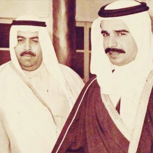 خالد بن يوسف المطر مدير الشئون الإدارية والماليه بالديوان الأميري البحريني مع حضرة صاحب الجلالة الملك حمد بن عيسى آل خليفة، ملك مملكة البحرينKhalid bin Yusuf AlMatar, Head of Administrative and Financial Affairs, Amiri Court in Bahrain with His Majesty King Hamad bin Isa Al Khalifa, King of the Kingdom of Bahrain